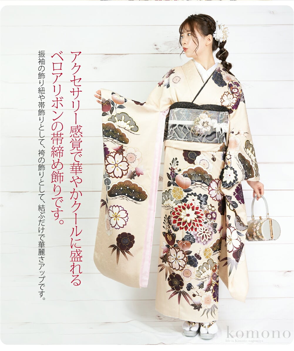 アクセサリー感覚で華やかクールに盛れるベロアリボンの帯締め飾りです。スモーキーカラーの花に金の水引があしらわれた、甘さを抑えた大人っぽい飾りが目を惹きます。振袖の飾り紐や帯飾りとして、袴の飾りとして、結ぶだけで華麗さアップです。